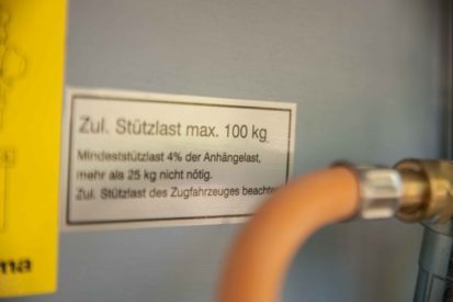 Wohnwagenkauf - Stützlast Aufkleber des Wohnwagens im Gaskasten