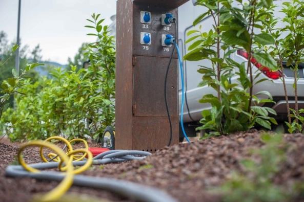 Anschlußbox für Strom, TV, Frischwasser und Abwasser auf dem Camping Stellplatz