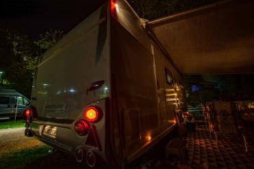 Umrissbeleuchtung am Wohnwagen zuschalten - Licht bei Dunkelheit - MYSMALLHOUSE.de Wohnwagen mit eingeschalteter Umriss Beleuchtung in der Nacht