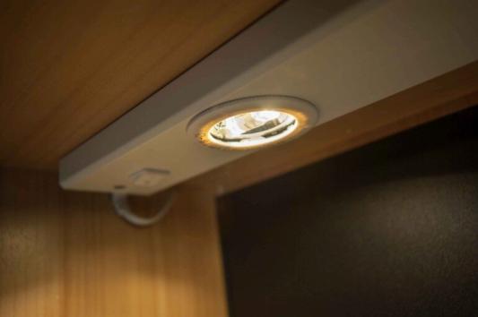 LED Lichtschien unter dem Badezimmer Hängeschrank im Wohnwagen