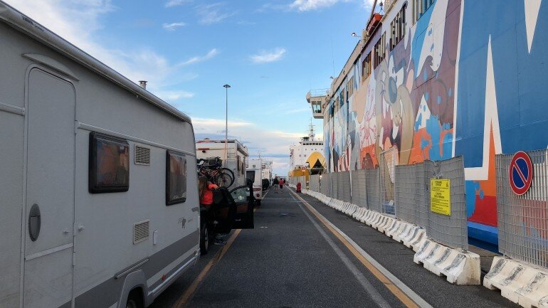 Einschiffung mit dem Wohnwagen Gespann im Hafen von Livorno