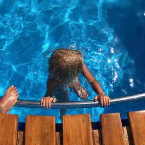 Kind im Pool auf der Fähre beim Schwimmen