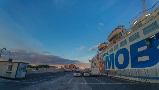 Mittelmeer Fähre mit dem Wohnwagen buchen - Fähre - MYSMALLHOUSE.de Parkplatz vor der Einschiffung in Livorno mit Fahrzeugen