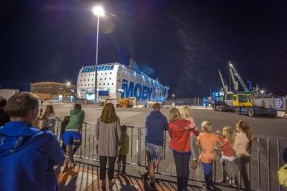 Mittelmeer Fähre mit dem Wohnwagen buchen - Verschiffung - MYSMALLHOUSE.de Fähre legt im Hafen von Livorno nachts an und öffnet Zufart für Wohnwagen und Reisemobile