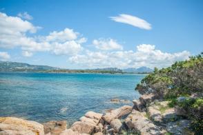 Bucht auf Sardinien mit Blick auf den Campingplatz auf der Landzunge