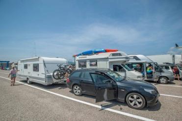 Mittelmeer Fähre mit dem Wohnwagen buchen - Verschiffung - MYSMALLHOUSE.de Wohnwagen Gespann in der Warteschlange vor der Verschiffung mit der Fähre