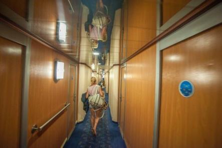 Mittelmeer Fähre mit dem Wohnwagen buchen - Verschiffung vom Wohnwagen - MYSMALLHOUSE.de Blog Betreibering auf dem Gang im Fährschiff auf dem Weg zur Außenkabine