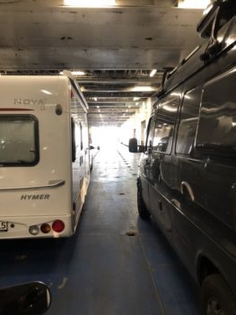 auf dem Autodeck der Fähre mit Fahrzeugen bei der Ausfahrt