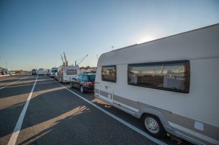 Mittelmeer Fähre mit dem Wohnwagen buchen - Wartezone Einschiffung - MYSMALLHOUSE.de Hafen von Livorno in der Warteschlange mit dem Wohnwagen Gespann