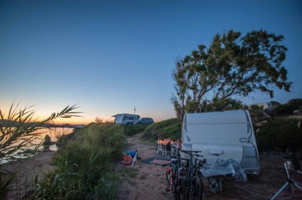 Sardinien Reise Tipp - Camping an der Costa Smeralda mit Wohnwagen - MYSMALLHOUSE.de Wohnwagen Stellplatz direkt am Strand mit MTB's und Sonnenuntergang
