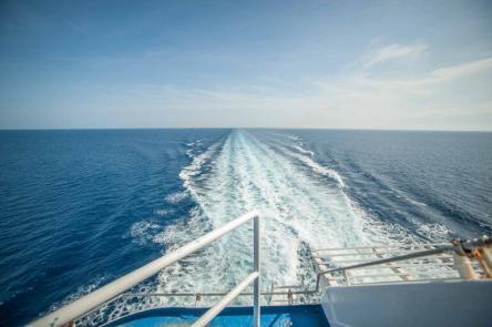 Mittelmeer Fähre mit dem Wohnwagen buchen - Fähre - MYSMALLHOUSE.de Blick vom hinteren Deck der Fähr auf das Meer