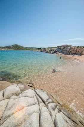 Strand auf La Maddalena mit Felsen und glasklarem Wasser