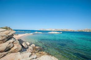 Bucht mit türkis blauem Wasser am Campingplatz Abbatoggia auf La Maddalena