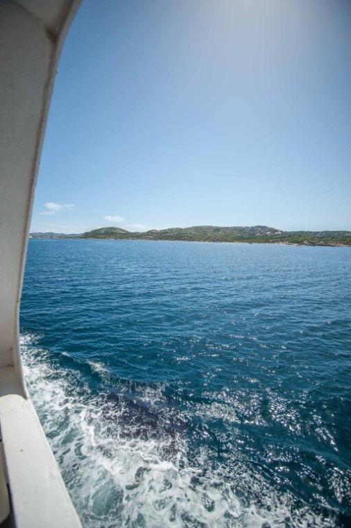 Blick von der Fähre nach La Maddalena mit dem Wohnwagen Gespann