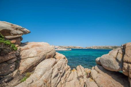 Felsenformation auf La Maddalena mit Blick in die Bucht