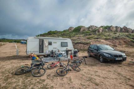 La Maddalena - Karibik im Norden Sardiniens - MYSMALLHOUSE.de Wohnwagen auf einem Campingplatz mit MTB's und BMW auf La Maddalena