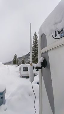 WLAN Antenne mit Saugnäpfen am Heck des Wohnwagens im Winter bei Schnee montiert