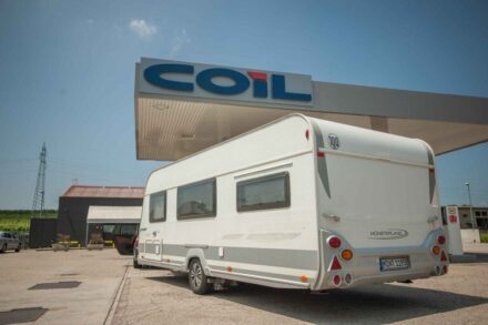 Südfrankreich mit dem Wohnwagen - Tankstopp in Italien - MYSMALLHOUSE.de Tankstopp mit dem Wohnwagen Gespann an einer Tankstelle