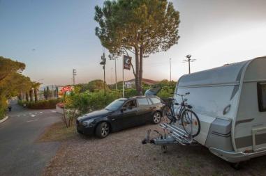 Südfrankreich mit dem Wohnwagen - Wohnwagen Gespann auf einem Stellplatz vom Camping Les Cigales für eine Zwischenübernachtung
