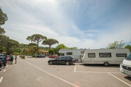Südfrankreich mit dem Wohnwagen - Saint Tropez Côte d'Azur französische Riviera Camping - MYSMALLHOUSE.de Camping Les Tournels - Ankuft mit dem Wohnwagen Gespann auf dem Parkplatz vor dem Check-in