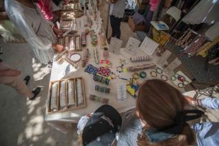 Wochenmarkt von Saint Tropez Kinder suchen sich Schmuck auf einem Tisch aus