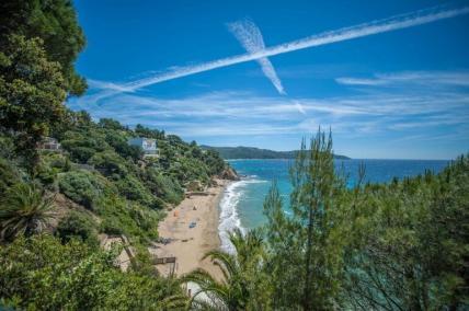 Plage de l'Escalet - Felsenküste, türkises Wasser und Palmen