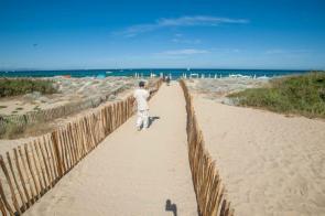 Plage de Pampelonne Bar mit Bedienung und Getränken auf dem Weg zum Strand