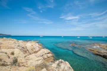 Nähe Saint Tropez - Plage de l'amour mit Yachten und türkisem Wasser