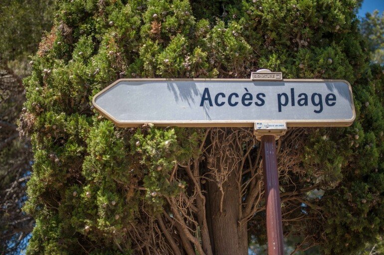 Südfrankreich mit dem Wohnwagen - Hinweis Schild Zugang zum Strand