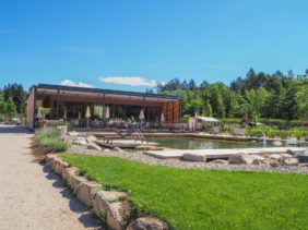 Natur Pool mit Restaurant auf dem Campingplatz Montiggl