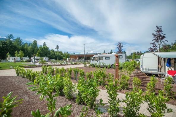 Stellplätze und Restaurant auf dem Campingplatz Montiggl