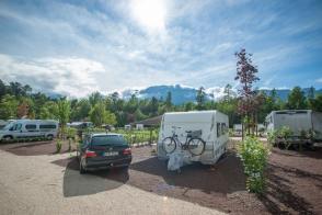 Campingplatz Montiggl - Bozen Südtirol Wohnwagen - MYSMALLHOUSE.de Wohnwagen mit Zugfahrzeug auf einem Stellplatz auf dem Campingplatz Montiggl
