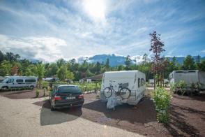 Wohnwagen mit Zugfahrzeug auf einem Stellplatz auf dem Campingplatz Montiggl