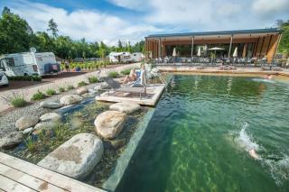 Köpper in den Pool vom Campingplatz Montiggl