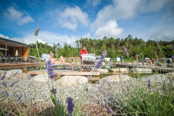Sonnenliegen am Pool des Campingplatz Montiggl