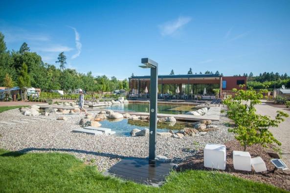Außendusche, Poolbereich und Restaurant auf dem Campingplatz Montiggl