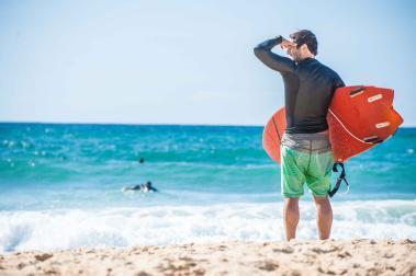 Surfer am Atlantik Strand von Soorts-Hossegor guckt nach Wellen
