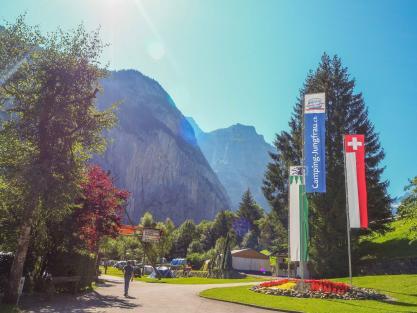 Campingplatz Jungfrau Holiday Park Schweiz Rondel mit diversen Fahnen