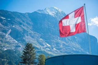 Schweizer Flagge vor der Eiger Norwand im Sommer