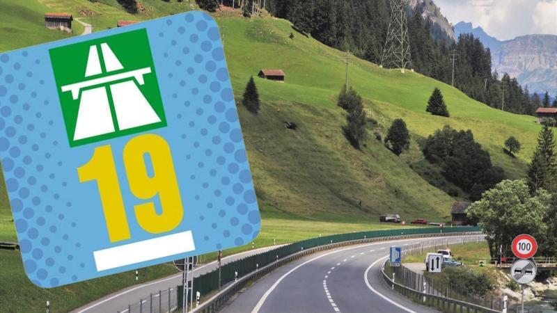 Autbahn Vignette 2019 für die Schweizer Autobahnen mit Bergen und Autobahn im Hintergrund