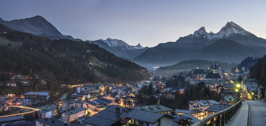 verschneite Berglandschaft in Östereich bei Abenddämmerung Wohnwagen Camping