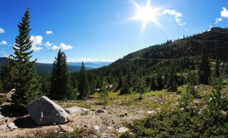 Berglandschaft mit Sonne und blauem Himmel in den bayrischen Alpen