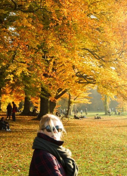 Herbst Bild Steffi vor einem Baum mit Herbst Laub