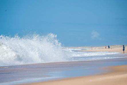 Surfen und Camping am französischen Altantik Campingplatz Wohnwagen Zelten Le Saint Martin Wellen am Strand - MYSMALLHOUSE.de Surfen und Camping Campingplatz Wohnwagen Zelten Le Saint Martin Atlantik Baden Dünen Surfkurs Sommer Strand Urlaub Stellplatz Wellen Dünung Curl