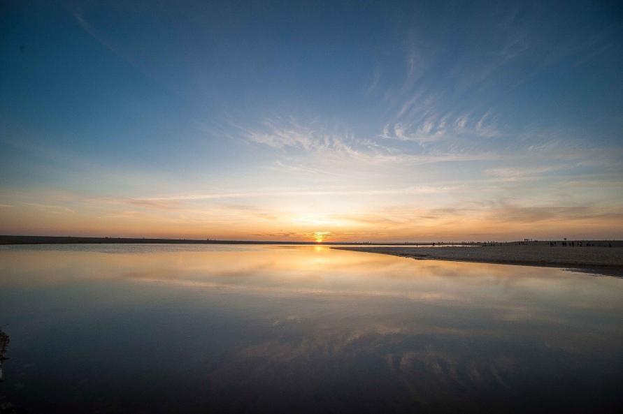 MYSMALLHOUSE.de Surfen und Camping Campingplatz Wohnwagen Zelten Le Saint Martin Atlantik Baden Dünen Surfkurs Sommer Strand Urlaub Stellplatz Sonnenuntergang Meer