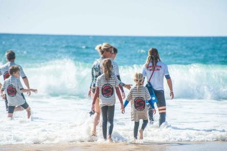 Surfen und Camping Campingplatz Wohnwagen Zelten Le Saint Martin Atlantik Baden Dünen Surfkurs Sommer Strand Urlaub Stellplatz Surfkurs Surflehrer Lernen