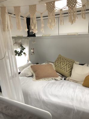 Www.mysmallhouse.de selbstgemachte Boho Makramee Girlande im Wohnwagen