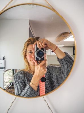 Selfie von der Blogbetreiberin Steffi mit Kamera in einem Spiegel fotografiert