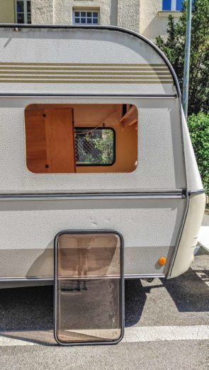 Wohnwagen Fenster tauschen - ausgebautes Planet Wohnwagen Seitenfenster am Wohnwagen