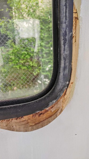 Wohnwagen Fenster tauschen - ausbauen des Planet Wohnwagen Seitenfensters - Wasserschaden im Holzrahmen des Fensters innen